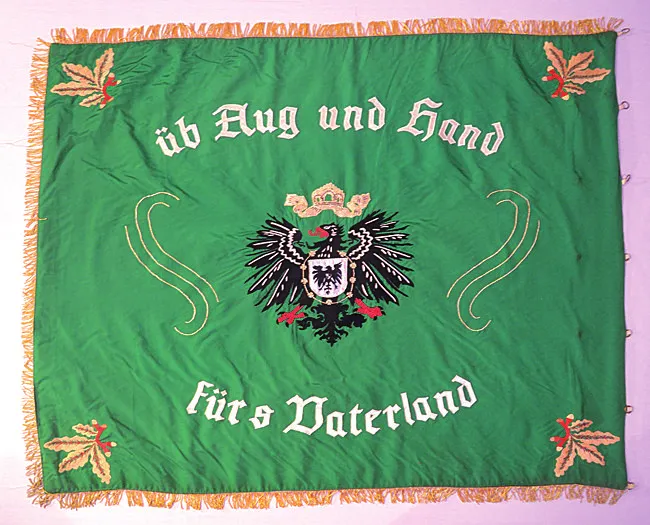 Die Fahne von 1995: „Üb Aug und Hand fürs Vaterland“